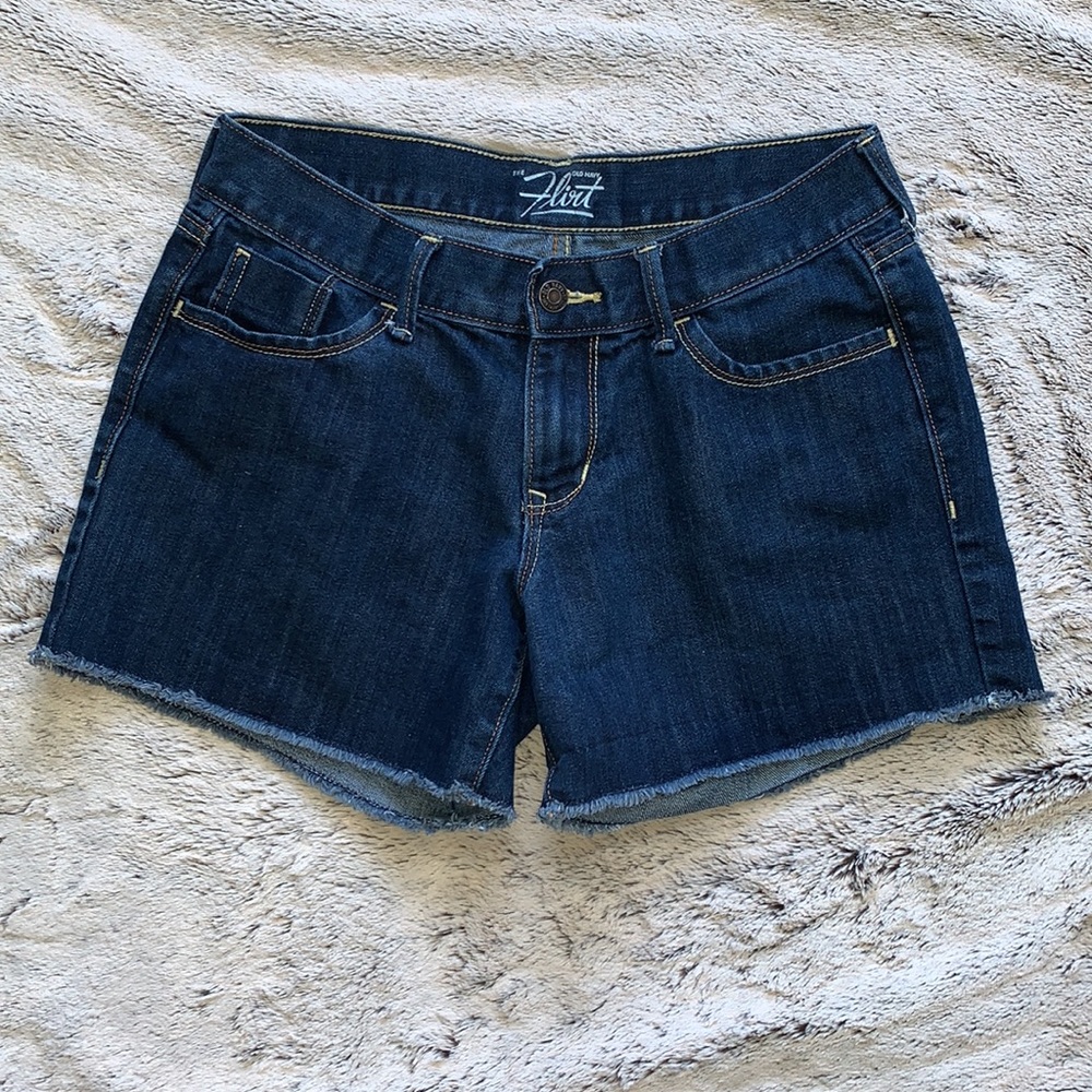 Old Navy Flirt Cut Off Shorts in Excellent Condition in a size Womens 4